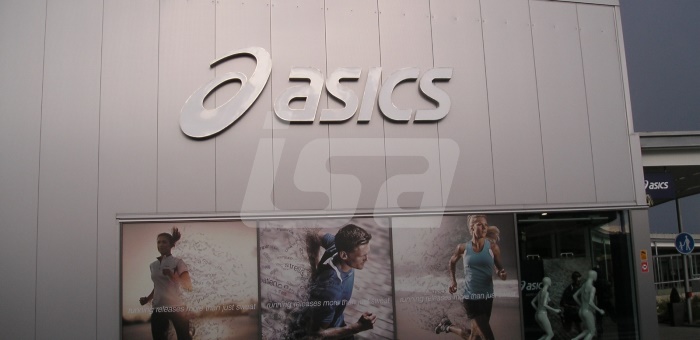 ASICS FASHION ARENA | BOČNÍ STRANA PRODEJNY